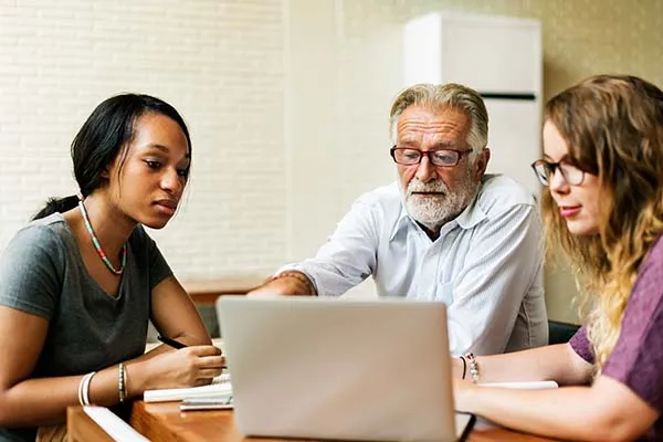 Orientações a profissionais e instituições escolares